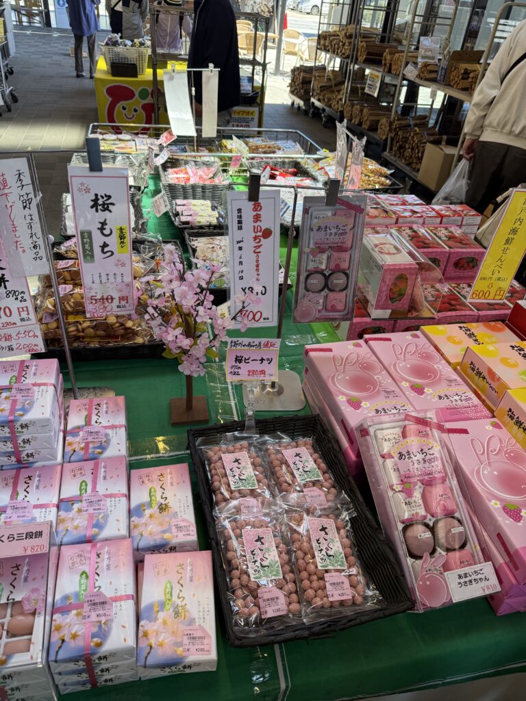 道の駅びんご府中の売り場に並ぶ、桜もちやあまいちごうさぎちゃんなどのピンク色の菓子。